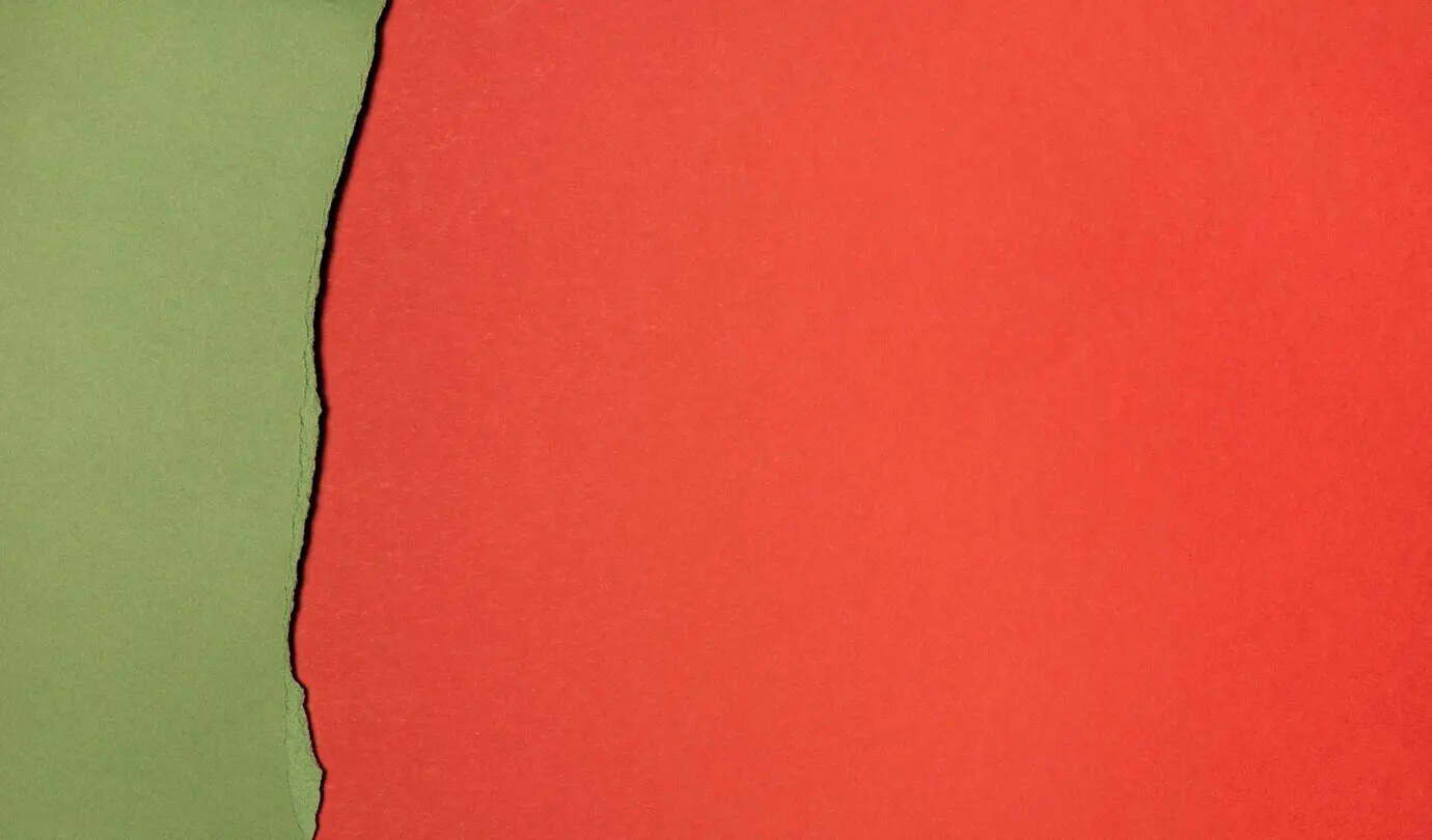 Draufsicht auf Papierschichten mit freiem Textbereich